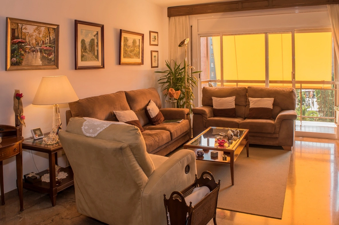 Salón con luz cálida de tarde en Málaga