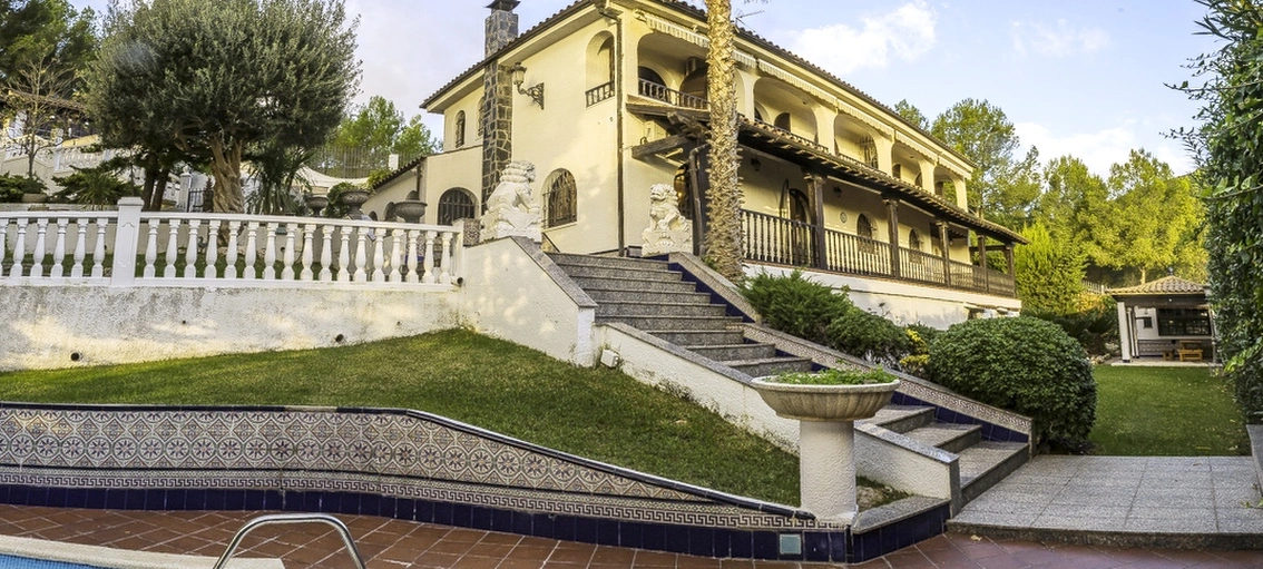 Masía con piscina · panorámica en Cataluña