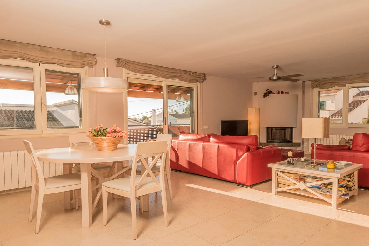 Salón-comedor con terraza en Costa Brava